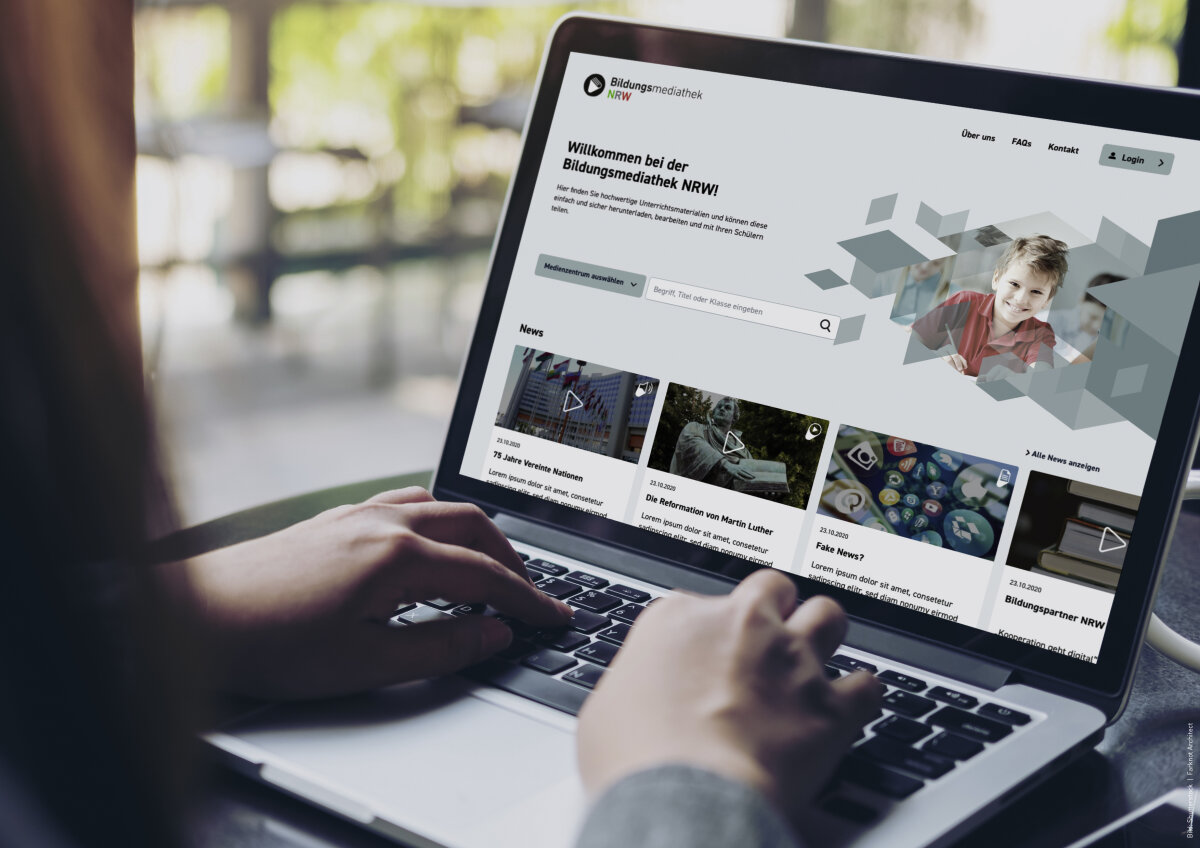 Person sitzt vor einem Laptop, auf dem die Website der Bildungsmediathek NRW geöffnet ist. Die Seite zeigt News, eine Suchleiste und ein Bild eines Kindes.