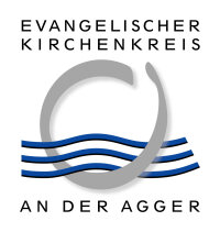 Logo des Evangelischen Kirchenkreises an der Agger. Halbkreis in Grau mit blauen Wellenlinien und schwarzem Text auf weißem Hintergrund.