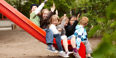 Gruppe Kinder auf der Rutsche