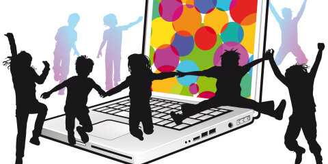Kinder lernen und spielen am Computer