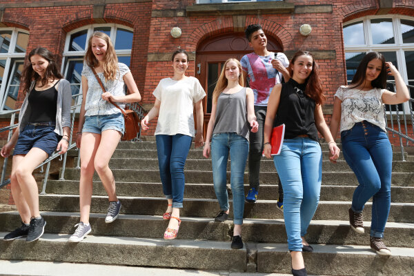 Schler gehen Treppe runter