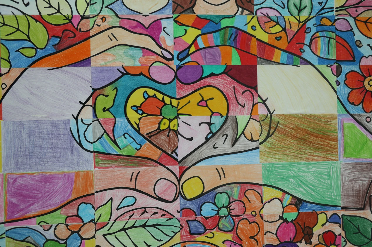Buntes Kunstwerk mit abstrakten Formen, Blumen, Blättern und zwei Händen, die ein Herz formen. Die Zeichnung besteht aus mehreren farbigen Quadraten.