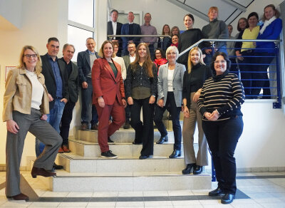 Vertreterinnen und Vertreter von VSD, ev. Kirchenkreis An der Agger, Caritas, AWO, Johanniter, LVR, Jobcenter, Agentur für Arbeit, Gewerkschaft für Erziehung und Wissenschaft, Tagesmütternetz, Ausbildungsinitiative Oberberg, Berufskollegs Wipperfürth-Wermelskirchen und Dieringhausen sowie Wirtschaftsförderung, Jugendamt und Amt für Schule und Bildung des Oberbergischen Kreises setzen sich zukünftig gemeinsam für den Fachkräftebedarf in der Sozial- und Erziehungsbranche ein. (Foto: OBK)