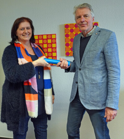 Bernd Christ, ehemaliger Leiter des Schulpsychologischen Dienstes, heißt Marianne Haupt, vorher bereits neun Jahre stellvertretende Leiterin, in ihrer Funktion als neue Leitung willkommen. Symbolisch tauschen sie den Staffelstab, denn Bernd Christ wird in Zukunft die stellvertretende Leitung übernehmen. (Foto: OBK)