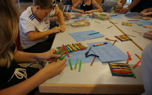 Die Schülerinnen und Schüler übten sich im Formen eines Drahtes. (Foto: OBK)