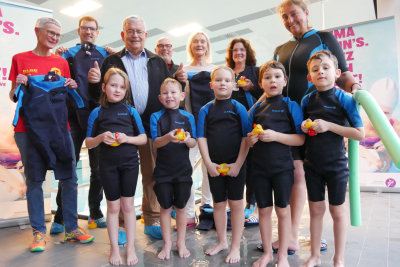 Freuen sich, dass die Neoprenanzüge jetzt im Schwimmunterricht von den Kindern genutzt werden (v.l.): Henrike Schreyer-Vogt, 2. Vors. der DLRG Engelskirchen; Tim Vogel, Geschäftsführer des Stadtsportverband Wiehl; Hagen Jobi, Vorsitzender des Kreissportverband Oberberg e.V.; Hartmut Livrée, 1. Vors. des Stadtsportverband Wiehl; Anja Lepperhoff, Geschäftsführerin des Kreissportbund Oberberg e.V.; Birgit Steuer, Leiterin der Koordinierungsstelle Gesellschaftliche Entwicklung des Oberbergischen Kreises und Ellen Vleer, 1. Vors. des Wiehler Schwimmvereins mit den Nachwuchsschwimmern Kathleen, Liam, Finn, Paul und Rafael. (Foto: OBK)   