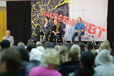 Walther Steinbrech, Kreispolizei Oberberg mit Akteuren der Theatergruppe Comic ON! (Foto: OBK)