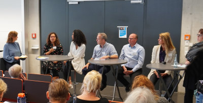 In der Podiumsdiskussion wurde das Thema Cybermobbing von mehreren Seiten beleuchtet (v.li. Moderatorin Alex Pesch, Franziska Halbe, Lijana Kaggwa, Kreisdirektor Klaus Grootens, Dekan Dr. Christian Kohls, Sozialpsychologin Dr. Catarina Katzer und Schulleiterin Kirsten Wallbaum) (Foto: Carolin KLein)