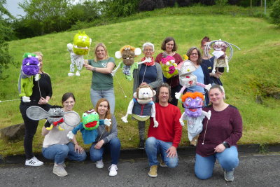Teilnehmende mit Referent zum Thema Klappmaulpuppen (Foto: OBK)