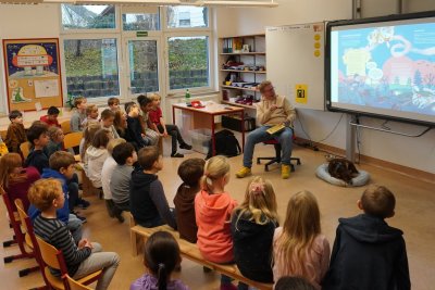 Kinderbuchautor Henrick Clausing am Vorlesetag in der Grundschule Lindlar-West (Foto. OBK)