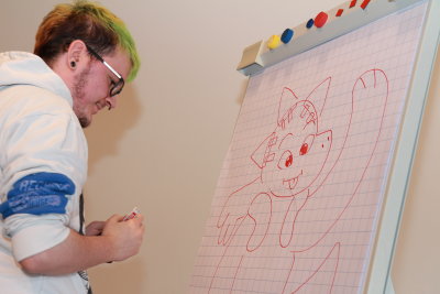 Colin Biltgen skizziert den kleinen Drachen (Foto: OBK)