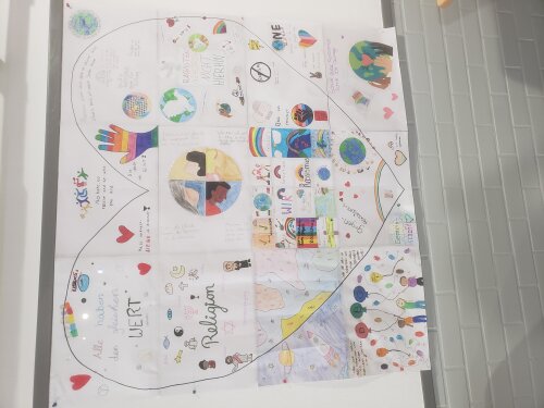 Auch am Dietrich-Bonhoeffer-Gymnasium in Wiehl entstand auch ein Puzzle aus Bildern in Herzform. (Foto: OBK) Auch am Dietrich-Bonhoeffer-Gymnasium in Wiehl entstand auch ein Puzzle aus Bildern in Herzform. (Foto: OBK)
