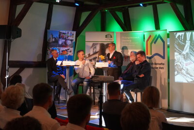Nahmen an der Podiumsdiskussion teil (v.l.): Kreisbrandmeister Julian Seeger; Erdkundelehrer am DBG Wiehl Sandro Strebe; Moderator Marco Tessitori; Prof. Dr. Thomas Hoffmann; Wiehls Bürgermeister Ulrich Stücker (Foto: OBK)