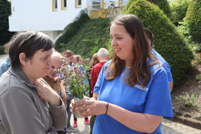 BAK_10 Jahre Umweltassistenten_Blumen riechen (Foto: Fenja Jansen (Lebenspfade Oberberg e.V.))