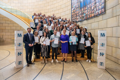 Gruppenbild Übergabe zdi-Qualitätssiegel 2024 im Landtag NRW (Foto: zdi.NRW)