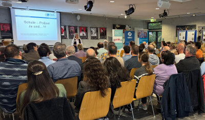 Katja van Wickeren begrüßt die Lehrkräfte des Kaufmännischen Berufskolleg zum Fachtag der Oberbergischen Medieninitiative (Foto: Nathalie Mauckner)